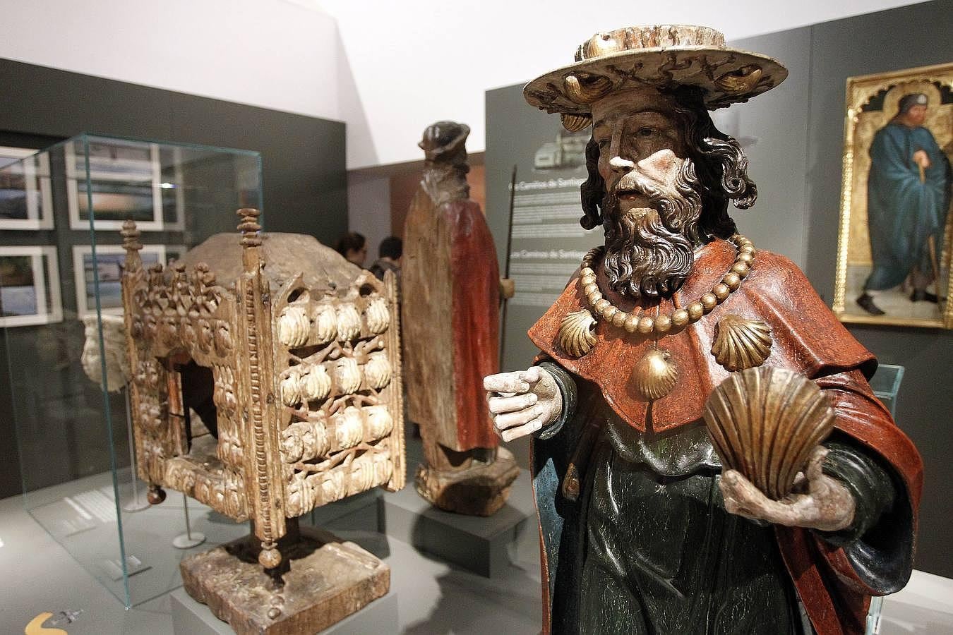 Comparten espacio obras singulares como este sagrario en madera cubierto de vieiras o un Santiago con sombrero procedente de Alemania