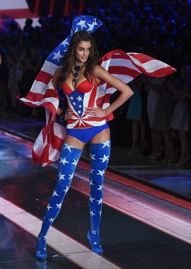 Desfilaron 45 supermodelos que hicieron 75 pasadas para mostrar la última colección de la firma. 