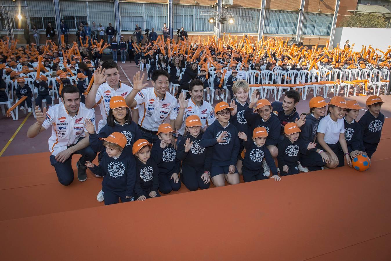 Dani Pedrosa y Marc Márquez visitan el colegio St. Mary´s School de Sevilla