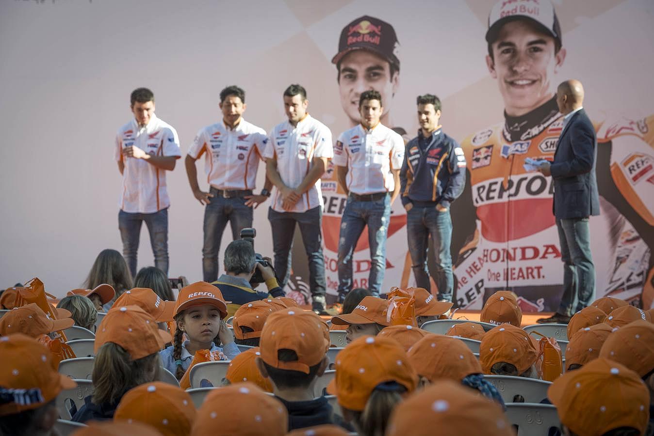 Dani Pedrosa y Marc Márquez visitan el colegio St. Mary´s School de Sevilla