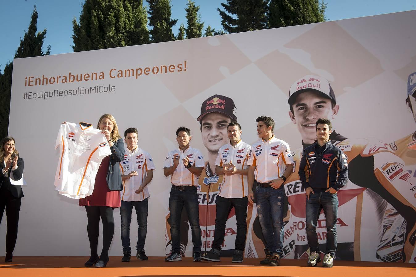 Dani Pedrosa y Marc Márquez visitan el colegio St. Mary´s School de Sevilla