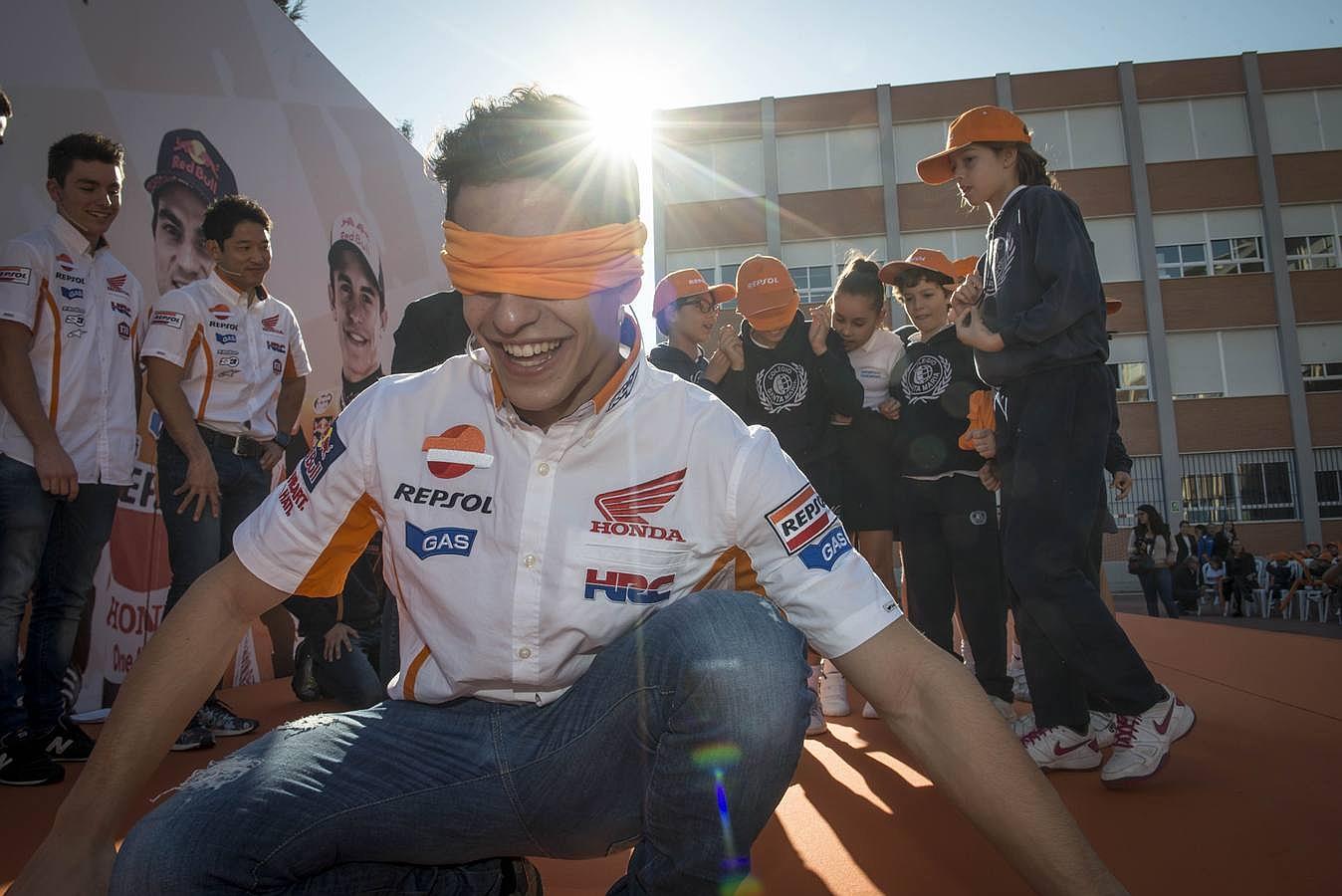 Dani Pedrosa y Marc Márquez visitan el colegio St. Mary´s School de Sevilla