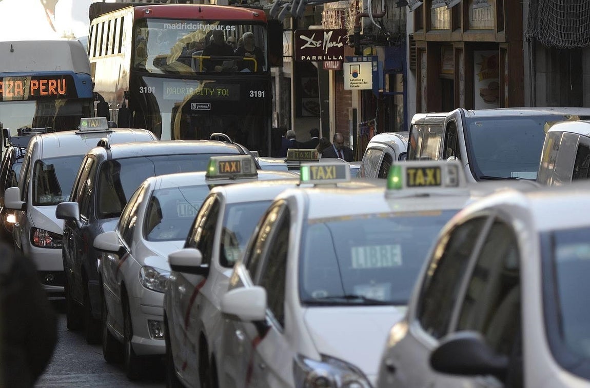 19. Las restricciones de circulación de tráfico impuestas ayer y hoy por el Ayuntamiento de Madrid que impiden aparcar en zonas de estacionamiento regulado y circular a más de 70 kilómetros por hora en la M-30 se mantendrán mañana si persisten las superaciones de dióxido de nitrógeno en la ciudad.