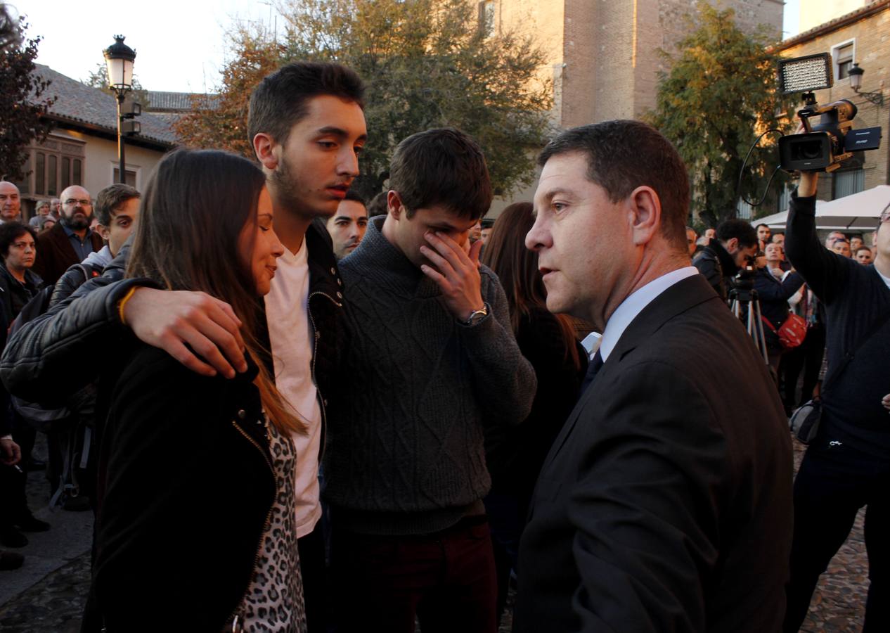 García-Page con los jóvenes franceses que han cantado el himno de La Marsellesa. 