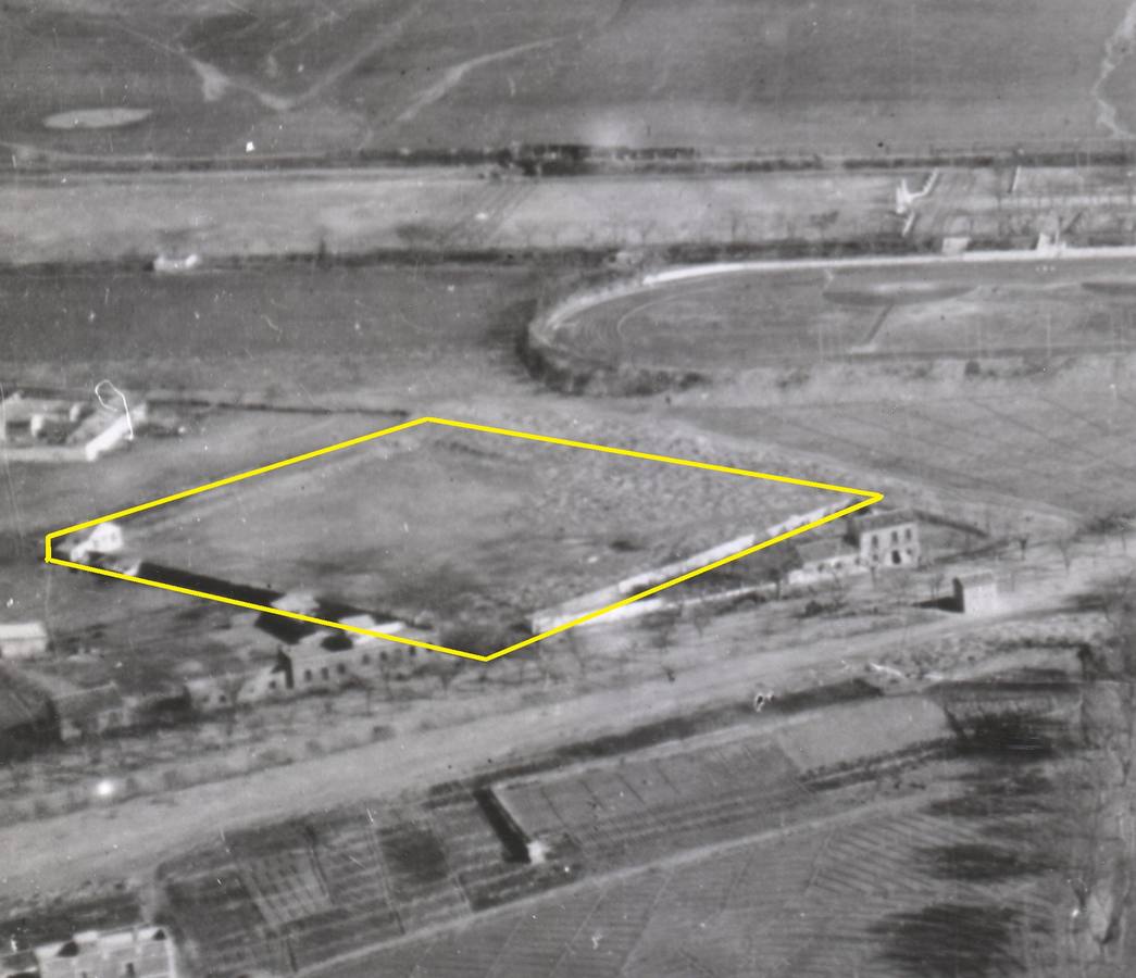 Vista área hacia 1945. Remarcado el solar del antiguo cementerio en el inicio de la avenida de Barber. 