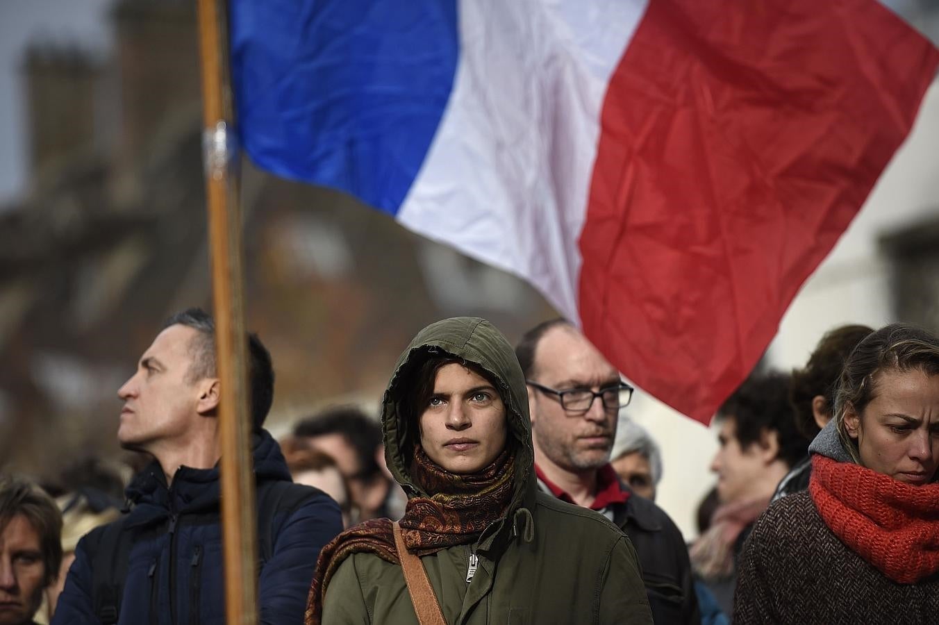 Una joven ante la bandera francesa en París. 