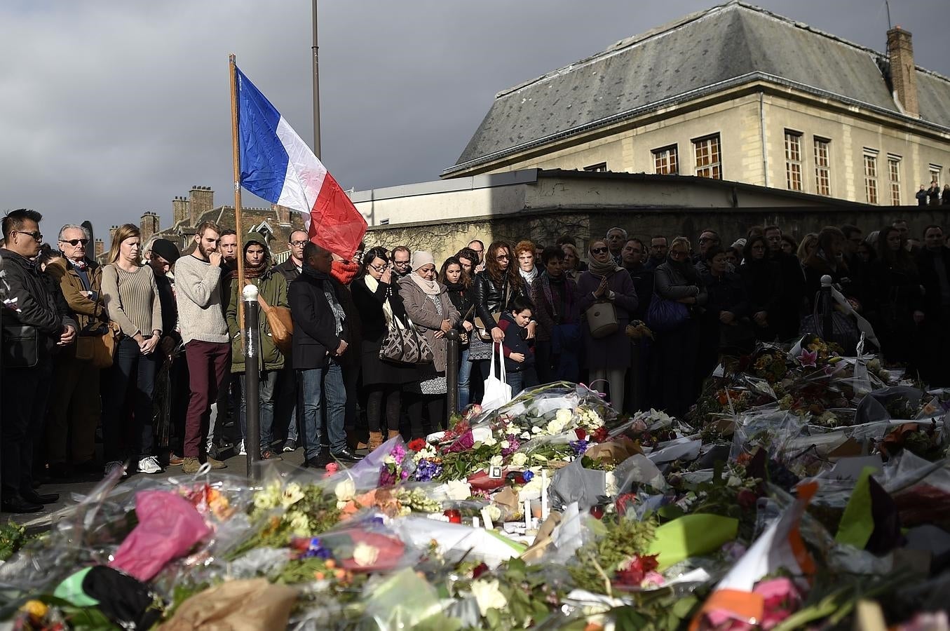 Silencio por las víctimas en las proximidades del restaurante La Casa Nostra en París,. 