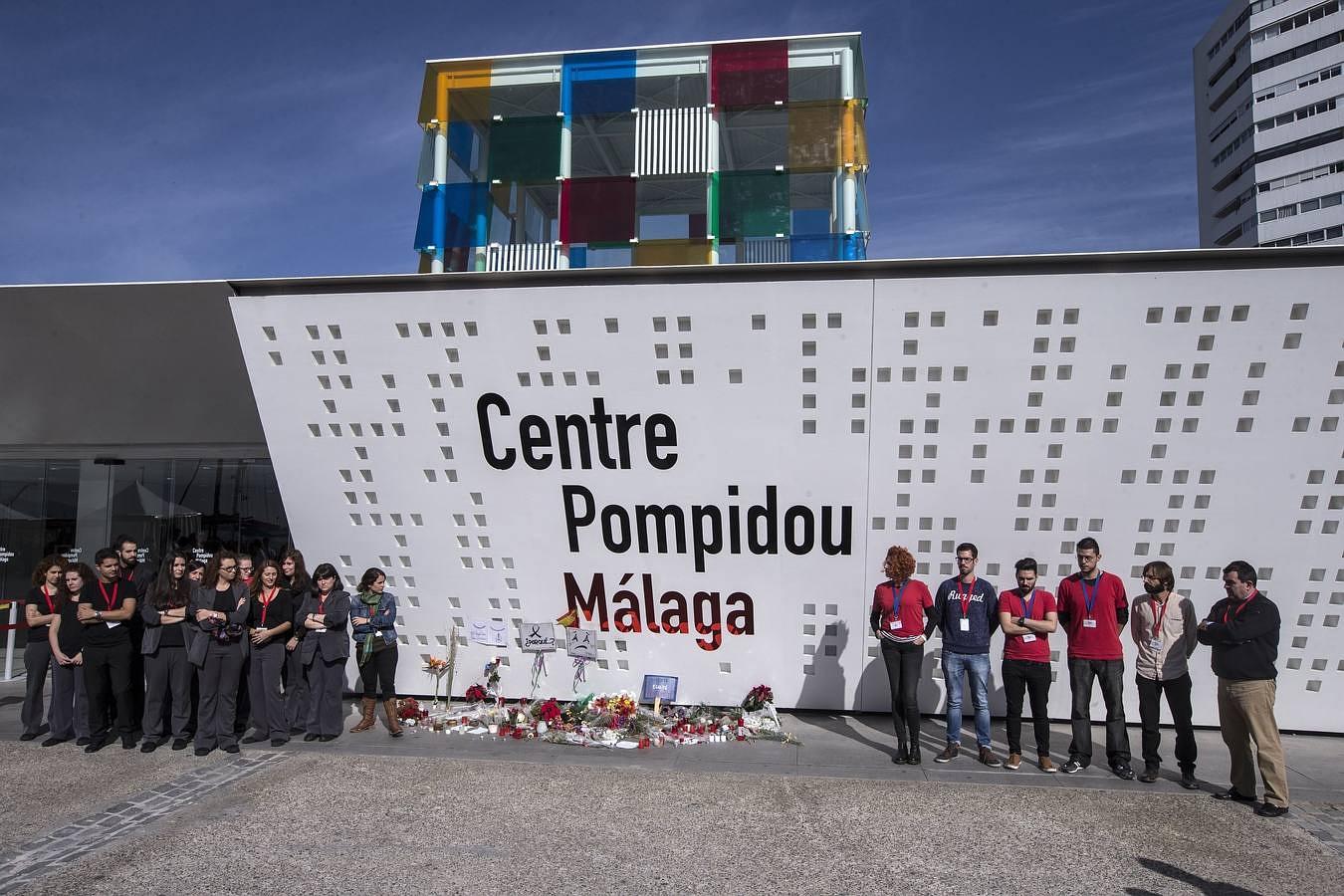 Trabajadores del Centro Pompidou de Málaga guardando un minuto de silencio