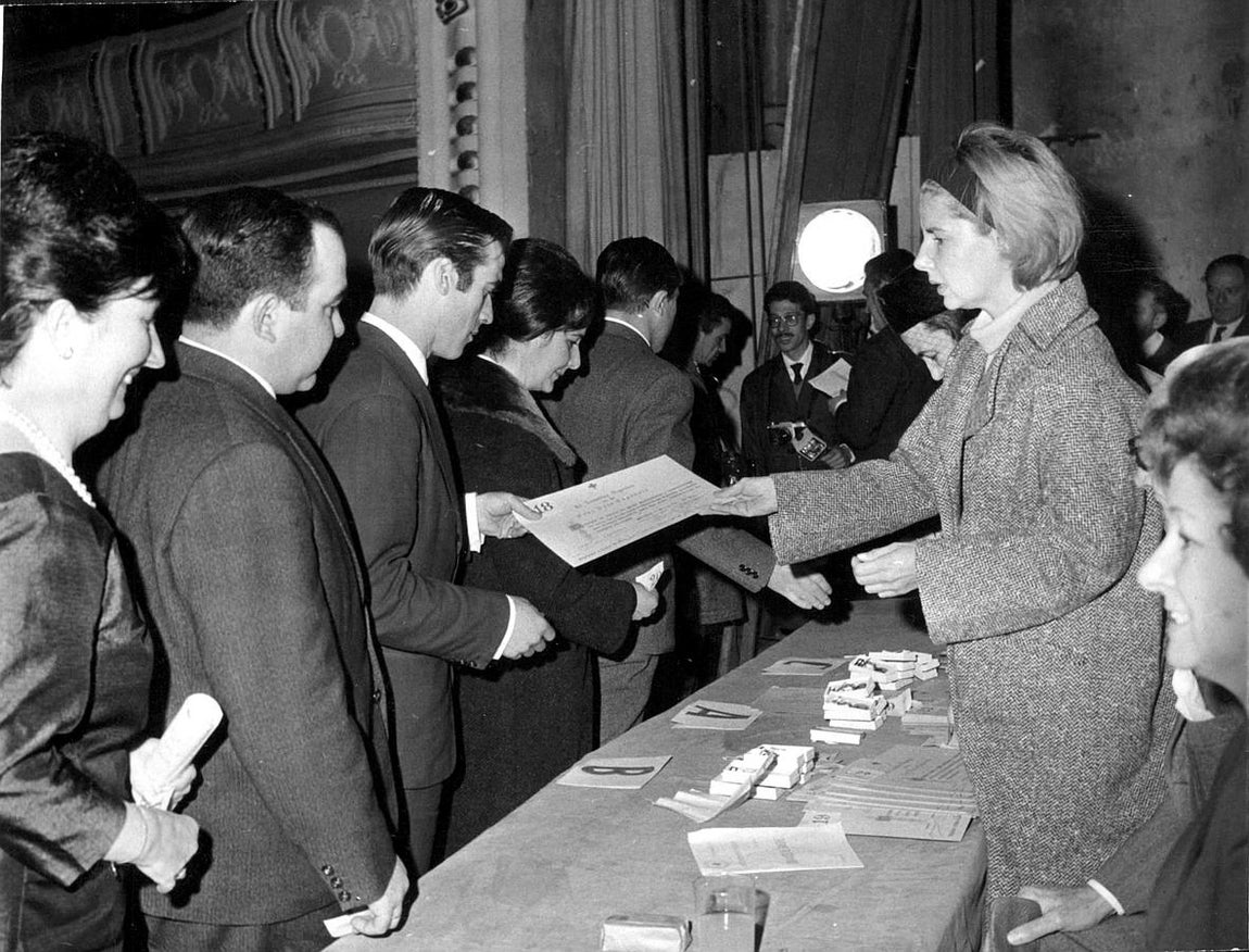 Uno de los momentos en la entrega de las medallas y diplomas a los donantes de sangre de la Cruz Roja española. 
