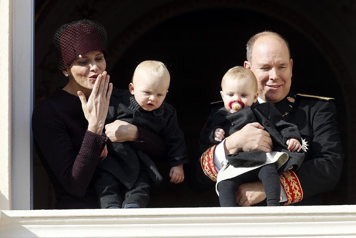 El Príncipe Alberto y Charlene, con sus hijos Jacques y Gabriella. 