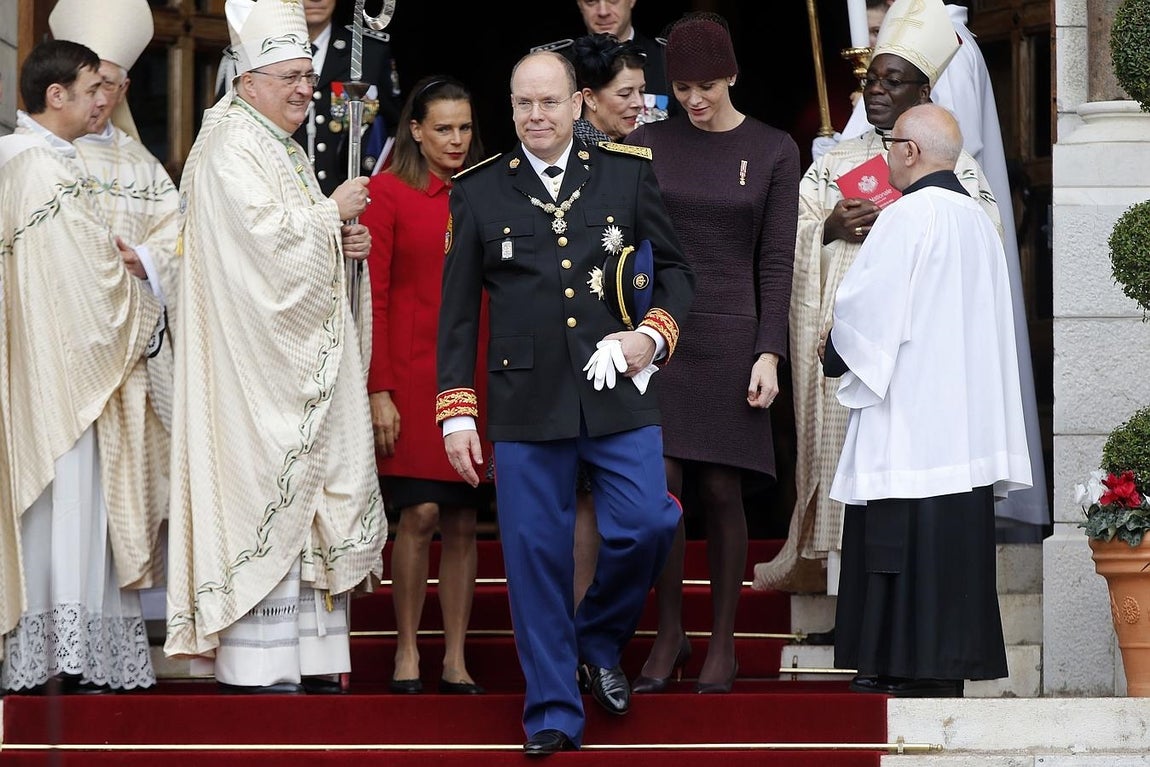 El príncipe Alberto y la princesa Charlene durante el Día Nacional de Mónaco a la salida de la iglesia. 