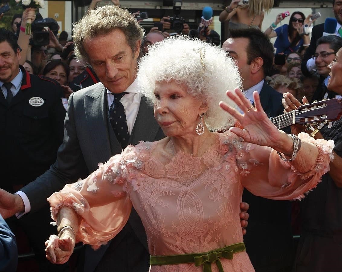 La duquesa y Alfonso Diez bailando flamenco el día de su boda en Sevilla. 