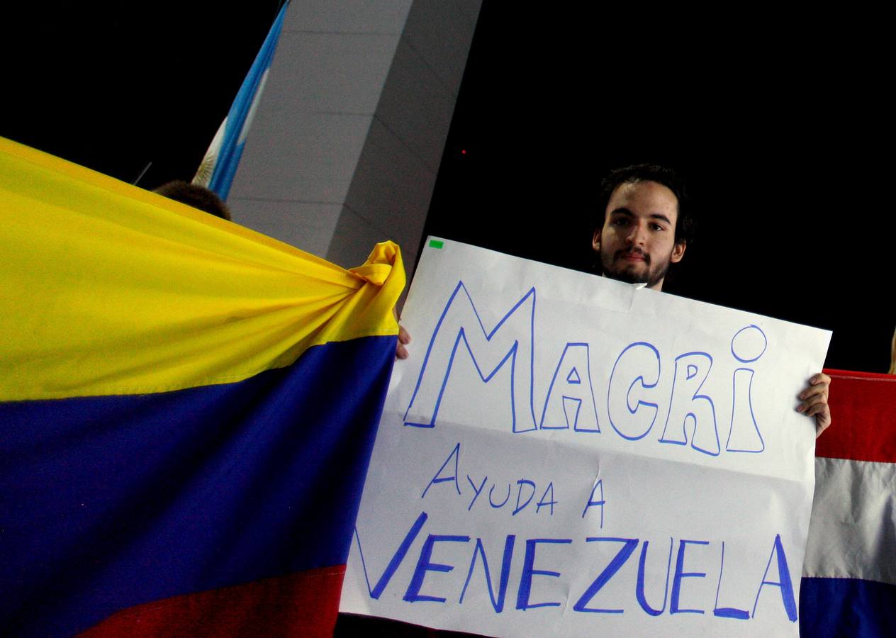 «Macri ayuda a Venezuela», dice un cartel en el centro de una ciudad. 