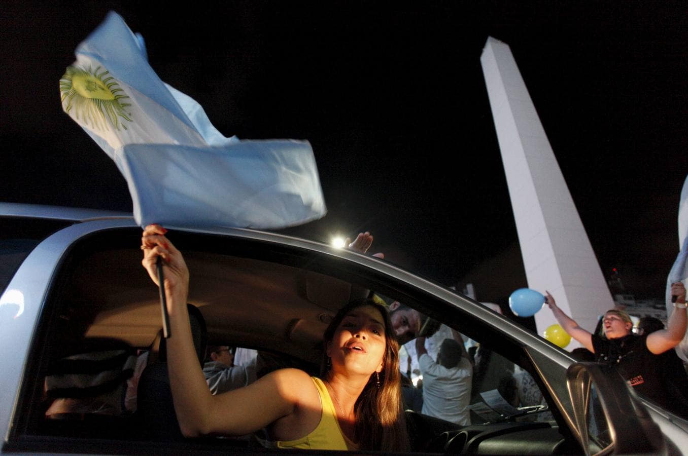Banderas argentinas ondearon toda la noche en las calles del centro de la ciudad de Buenos Aires. 