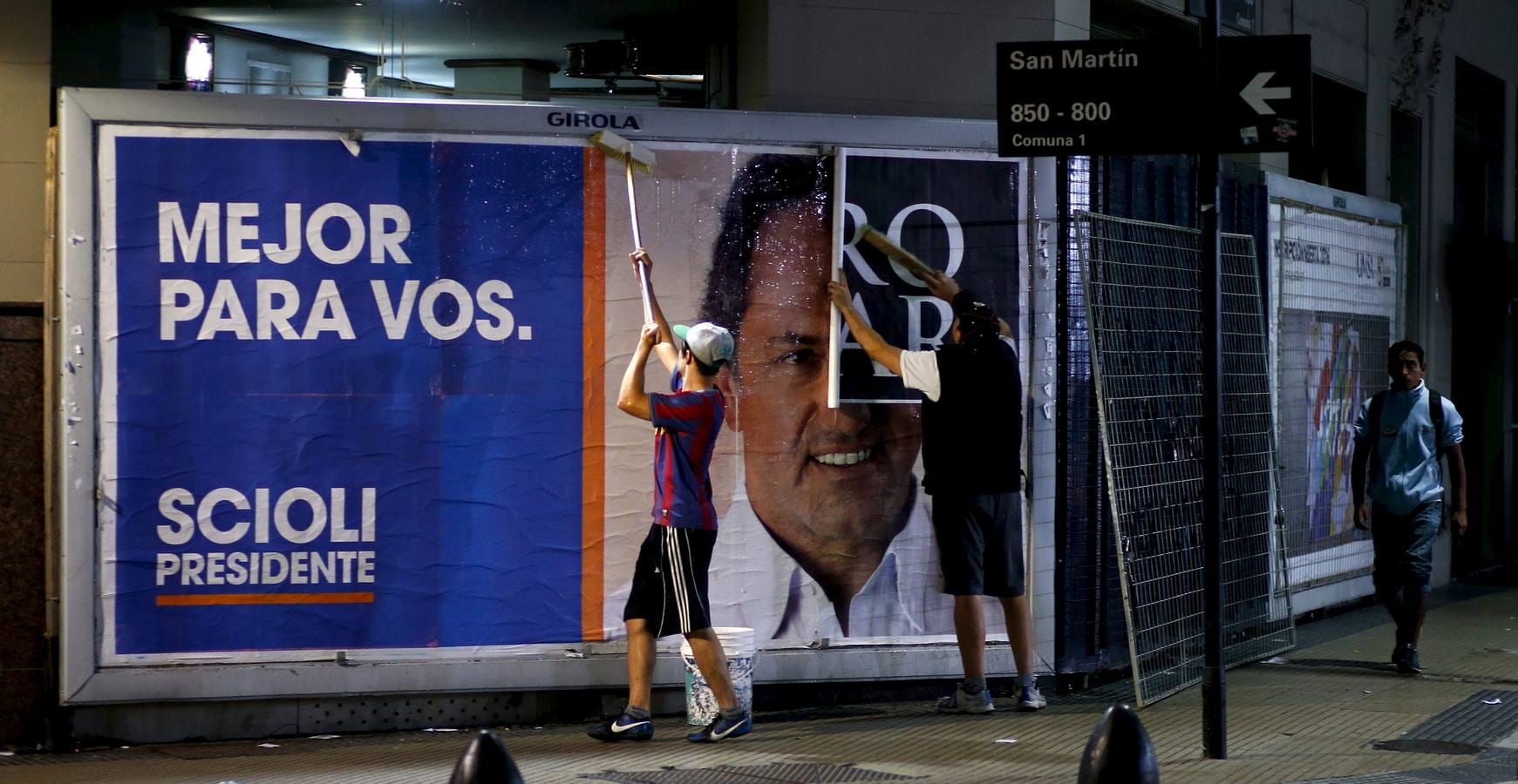 Esta madrugada, en Buenos Aires, se quitaba un cartel electoral de Daniel Scioli, del Frente para la Victoria, que perdió las elecciones presidenciales frente a Mauricio Macri. 