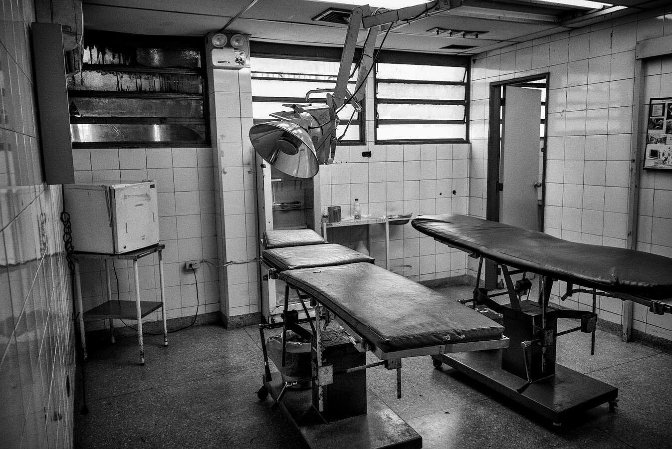 CARACAS, VENEZUELA - AGOSTO 2015: El interior de un quirófano de uno de los principales hospitales públicos de referencia de Caracas. El desabastecimiento del centro es total. 