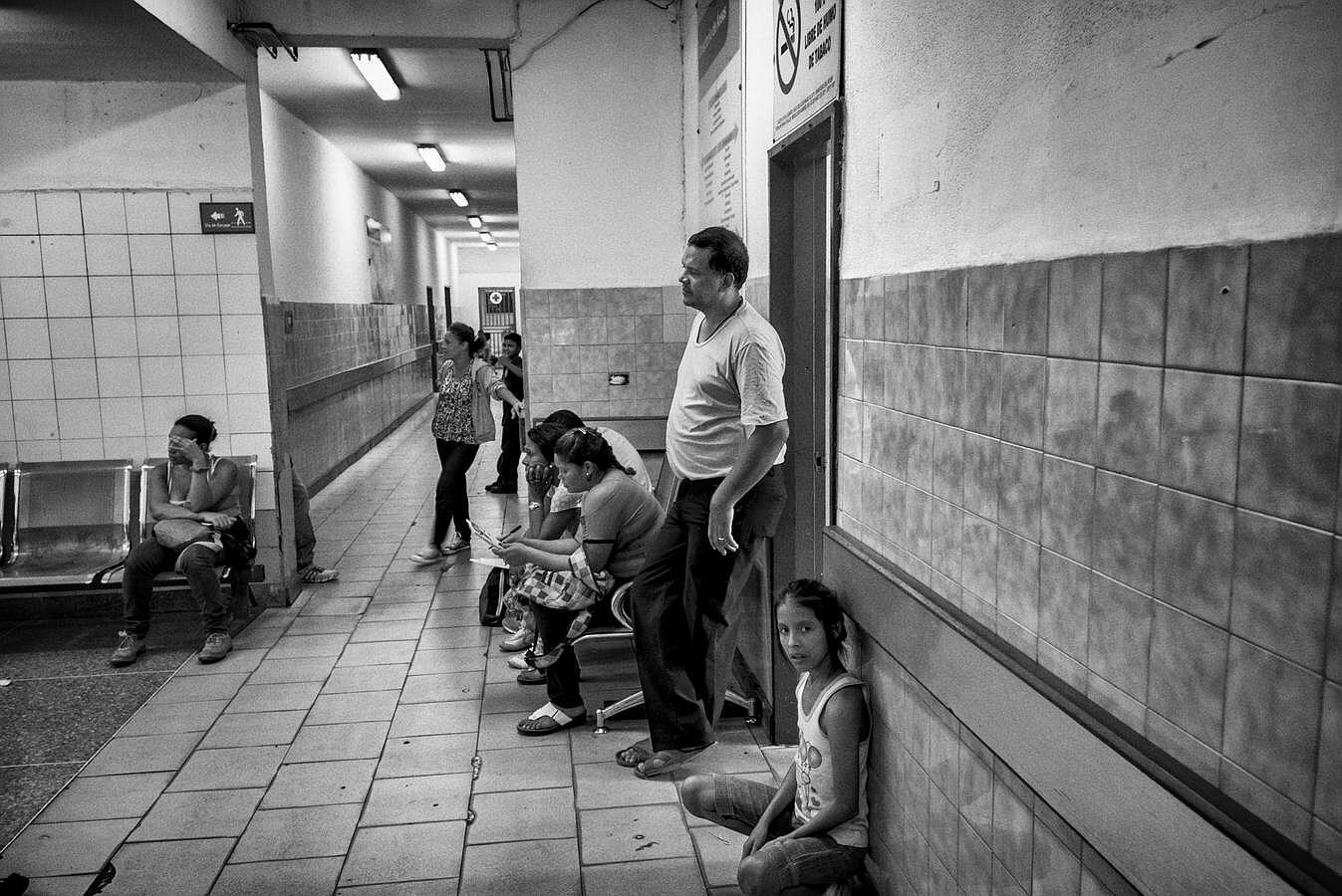 CARACAS, VENEZUELA - AGOSTO 2015: Un grupo de civiles esperan su turno en el interior de uno de los principales hospitales públicos de referencia de Caracas. El desabastecimiento del centro es total. 
