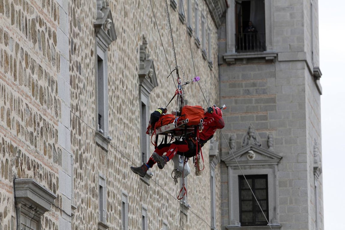 Los bomberos toman el Alcázar