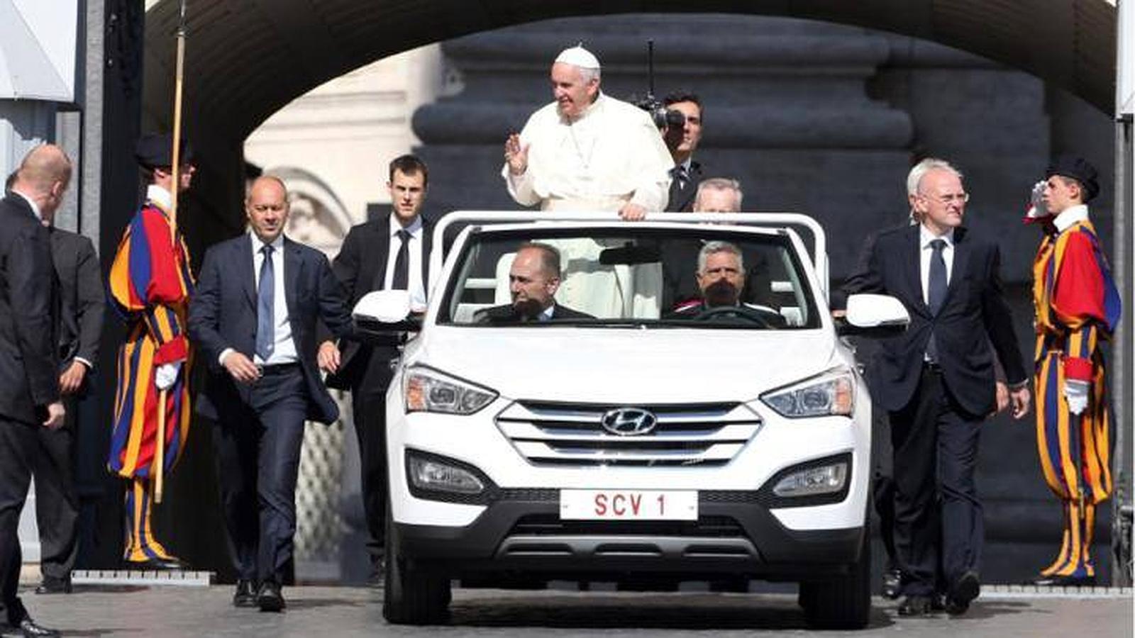 En julio de 2005 se pudo ver al Papa Francisco recorriendo las calles de Roma en un Hyundai Santa Fe
