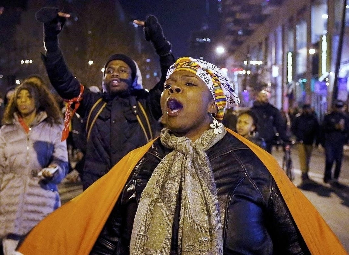 Varios de los manifestantes gritaban «16 disparos», en referencia a los balazos recibidos por Laquean McDonald. 