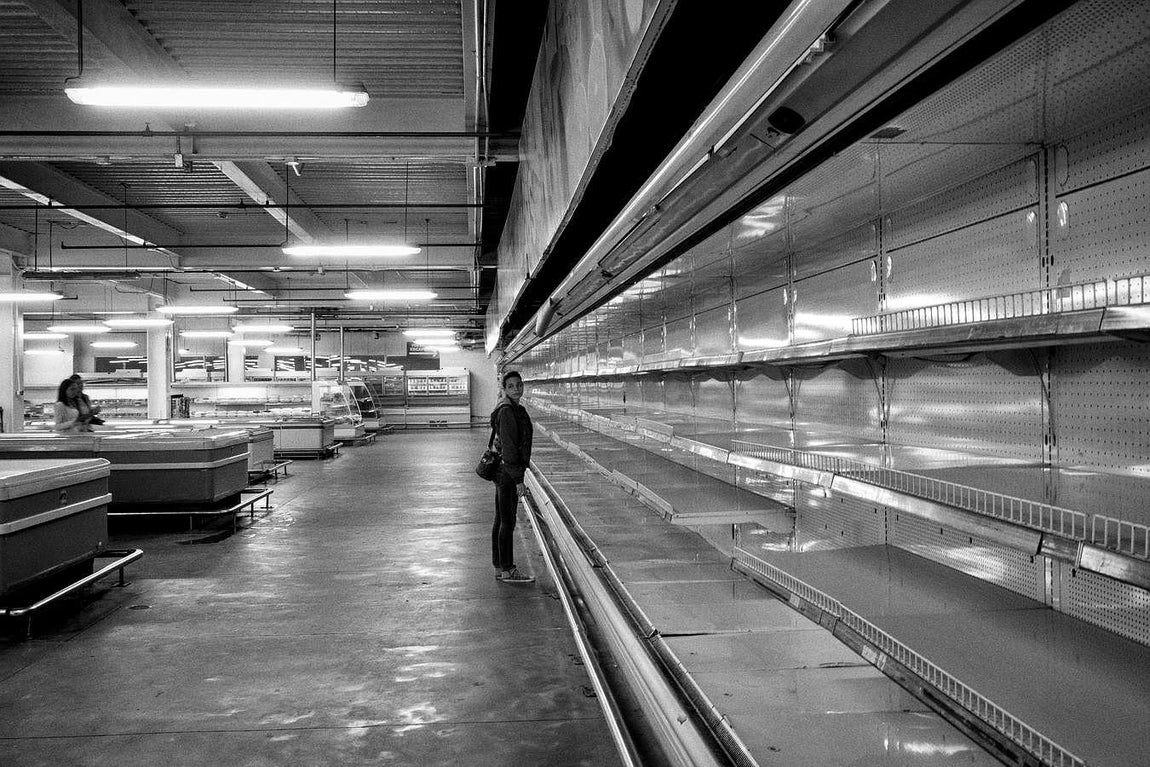 Una mujer haciendo la compra en el interior de uno de los principales supermercados de Caracas. El desabastecimiento del supermercado es total. 
