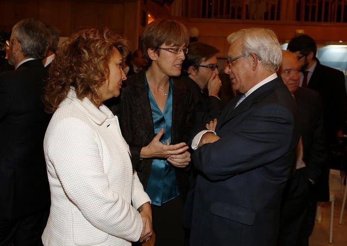 El Consejero de Sanidad de la Comunidad de Madrid, Jesús Sánchez Martos, junto a la gerente del Hospital 12 de Octubre, Carmen Martínez