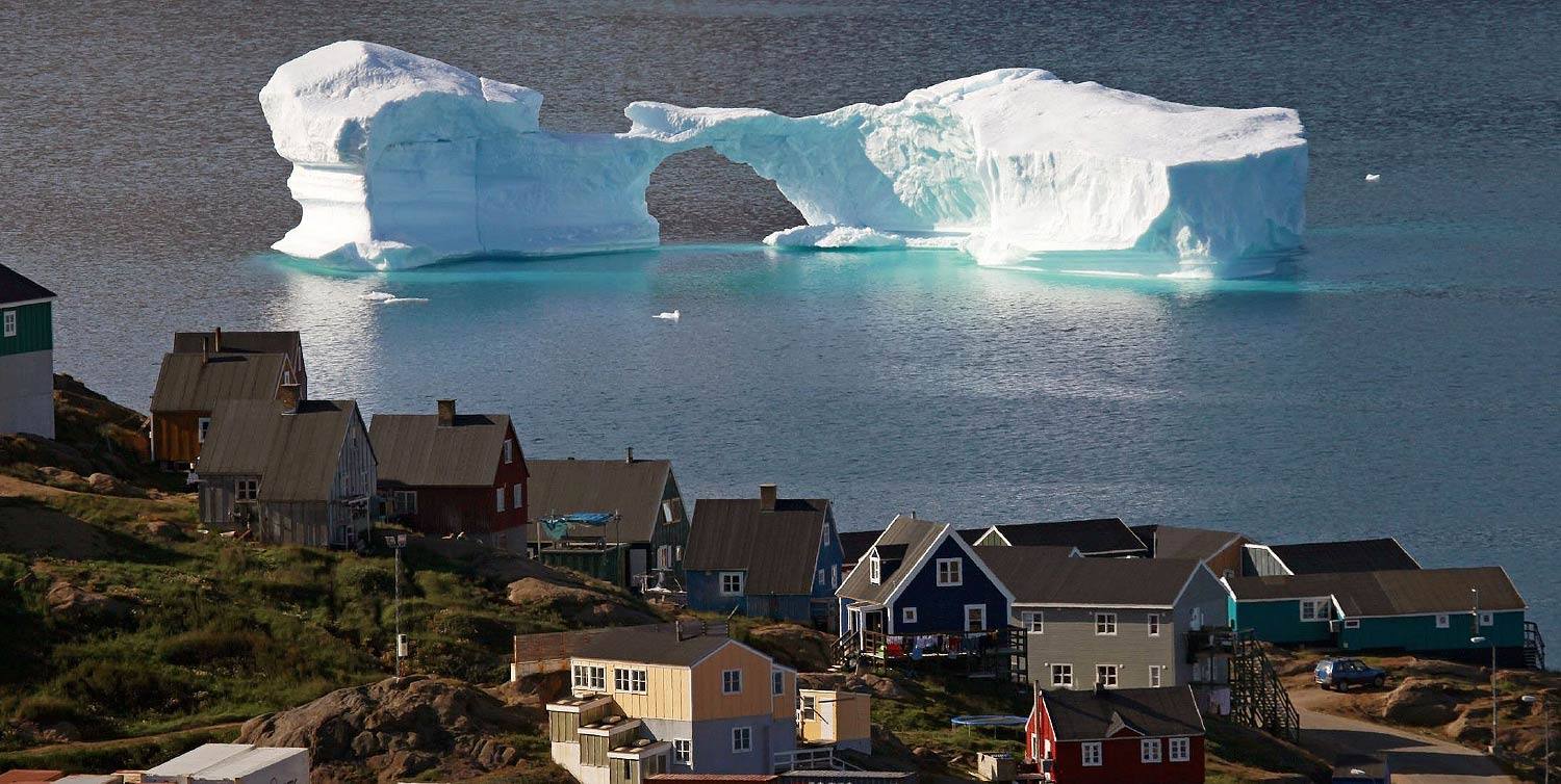 Los icebergs, como este que va a la deriva en Groelandia, se derriten