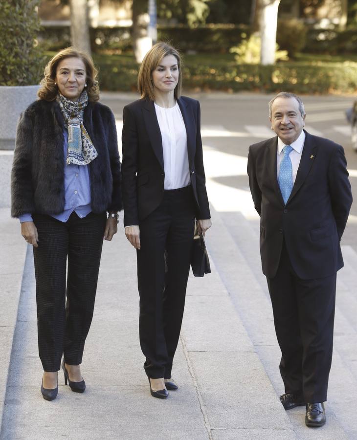 La Reina Letizia, embajadora especial de la FAO para la Nutrición, acompañada por Carmen Vela y el presidente del CSIC, Emilio Lora-Tamayo a su llegada al Consejo Superior de Investigaciones Científicas para asistir a un seminario sobre nutrigenómica