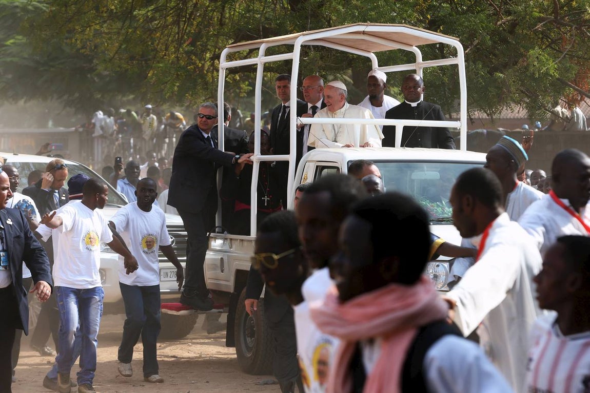 Último día del Papa en la República Centroafricana, en imágenes. El Papa Franciso ha visitado la Mezquita Central de Bangui, capital de la República Centroafricana, donde ha sido recibido por las autoridades religiosas musulmanas