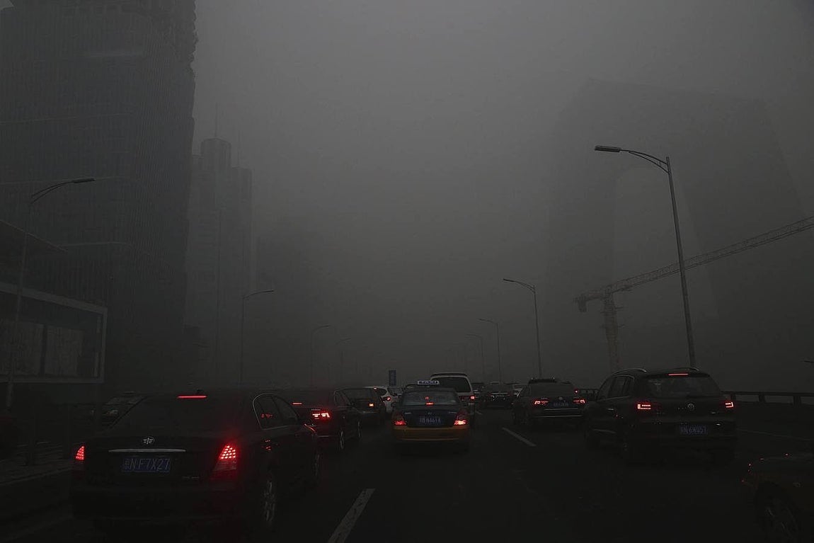 Vehículos circulan por las calles de Pekín