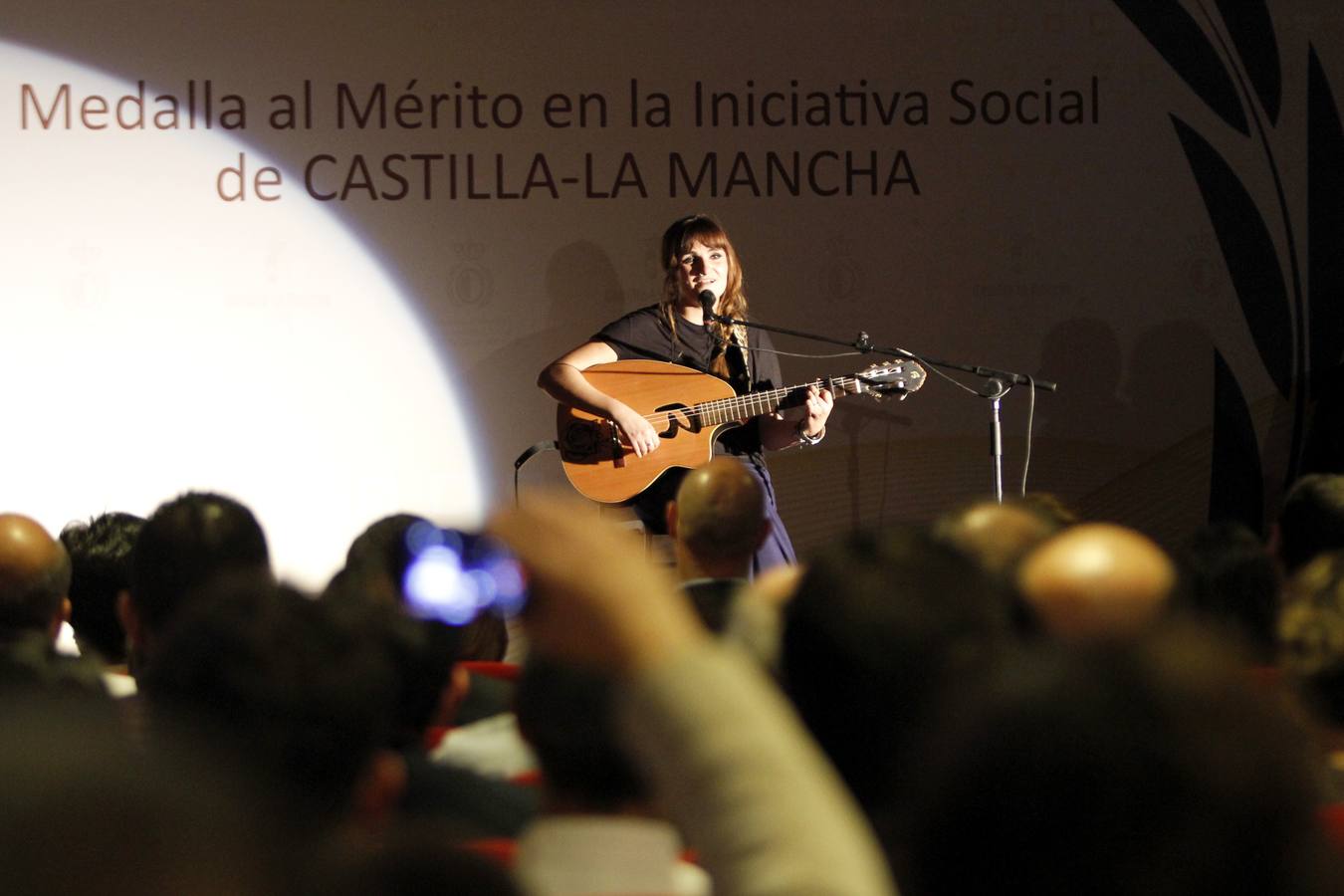 El acto ha comenzado con la interpretación por parte de la cantante María Rozalén, que ha formado parte del jurado que ha concedido los premios, de la canción «La Belleza», de Luis Eduardo Aute, que ha versionado en su último disco. 