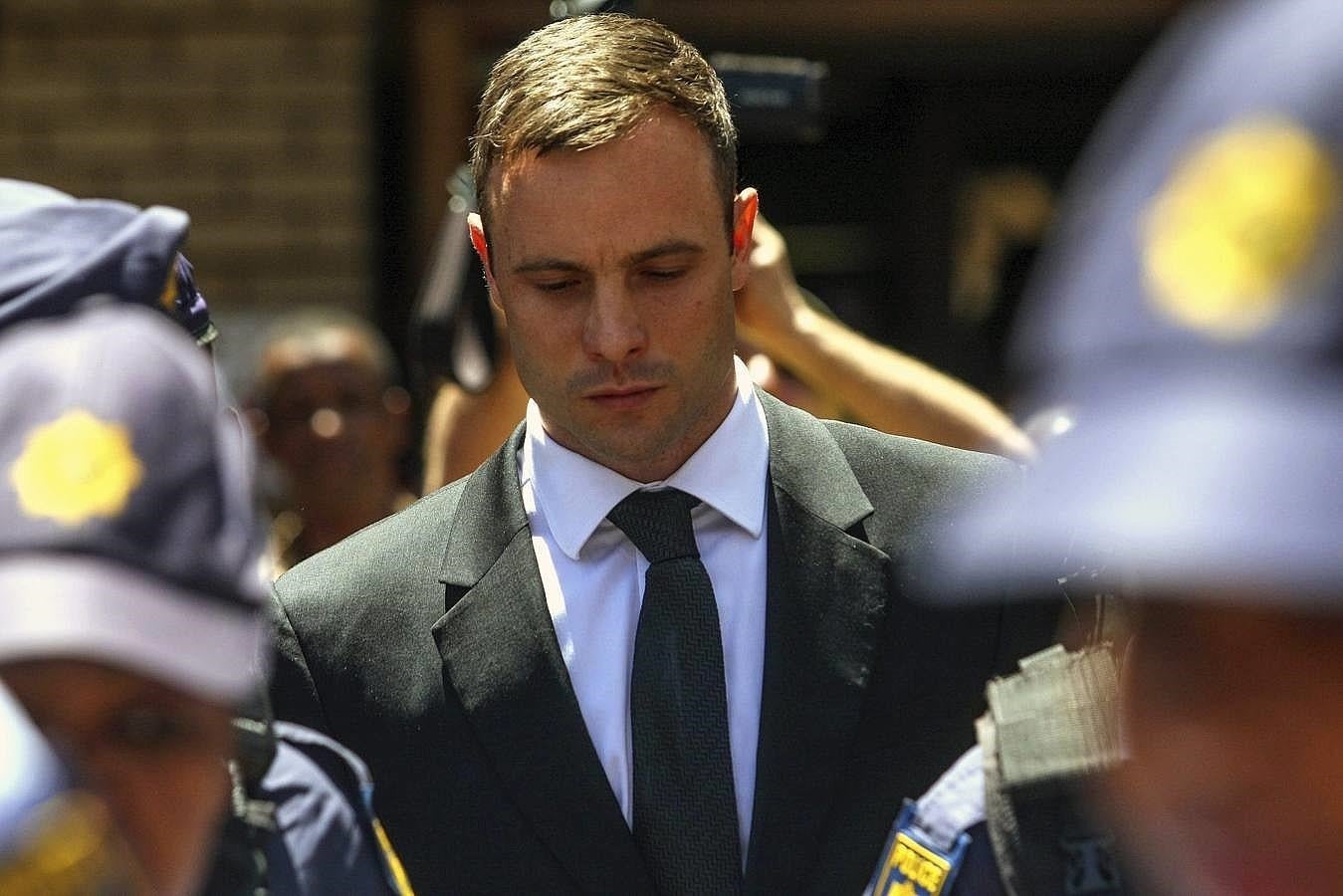 Oscar Pistorius escoltado por la policía 