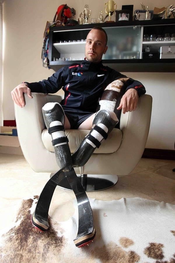 Pistorius abre las puertas de su casa. 