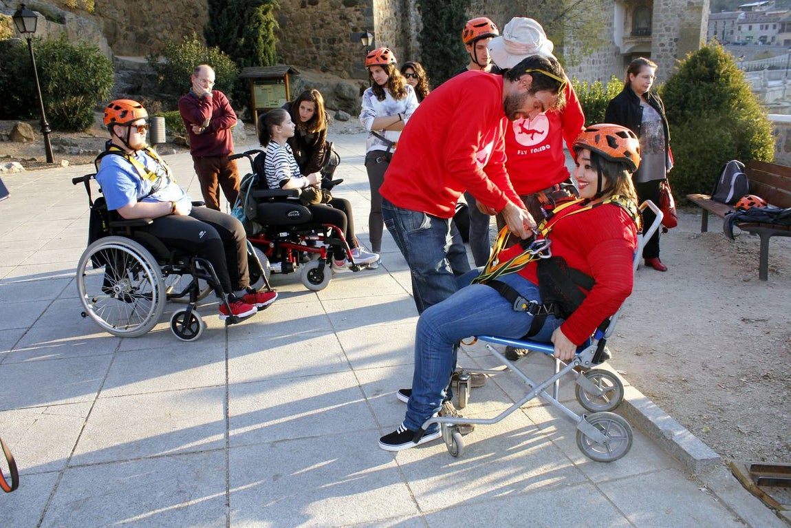 Colocándose el arnés. 