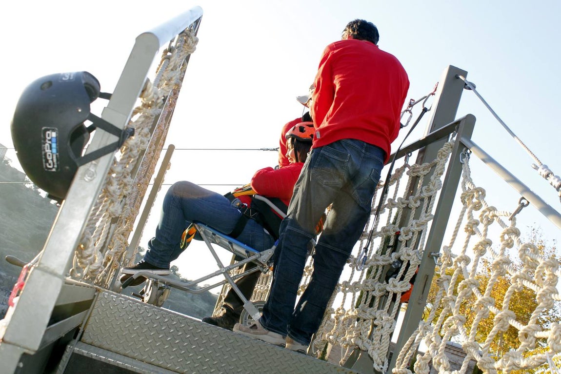Una silla adaptada para subir a la plataforma. 