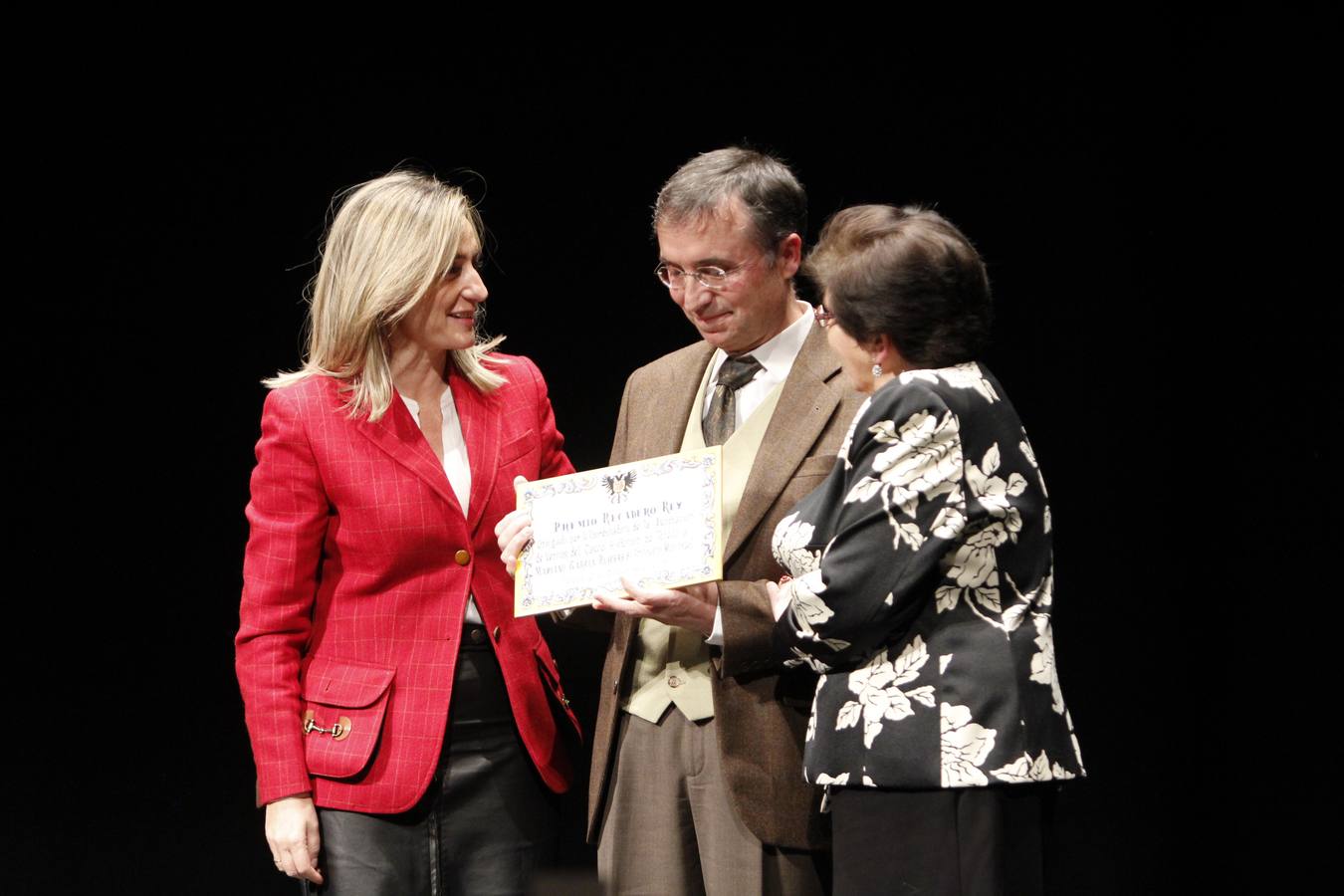 Mariano García Ruiperez recogió el galardón del Archivo Municipal de Toledo. 