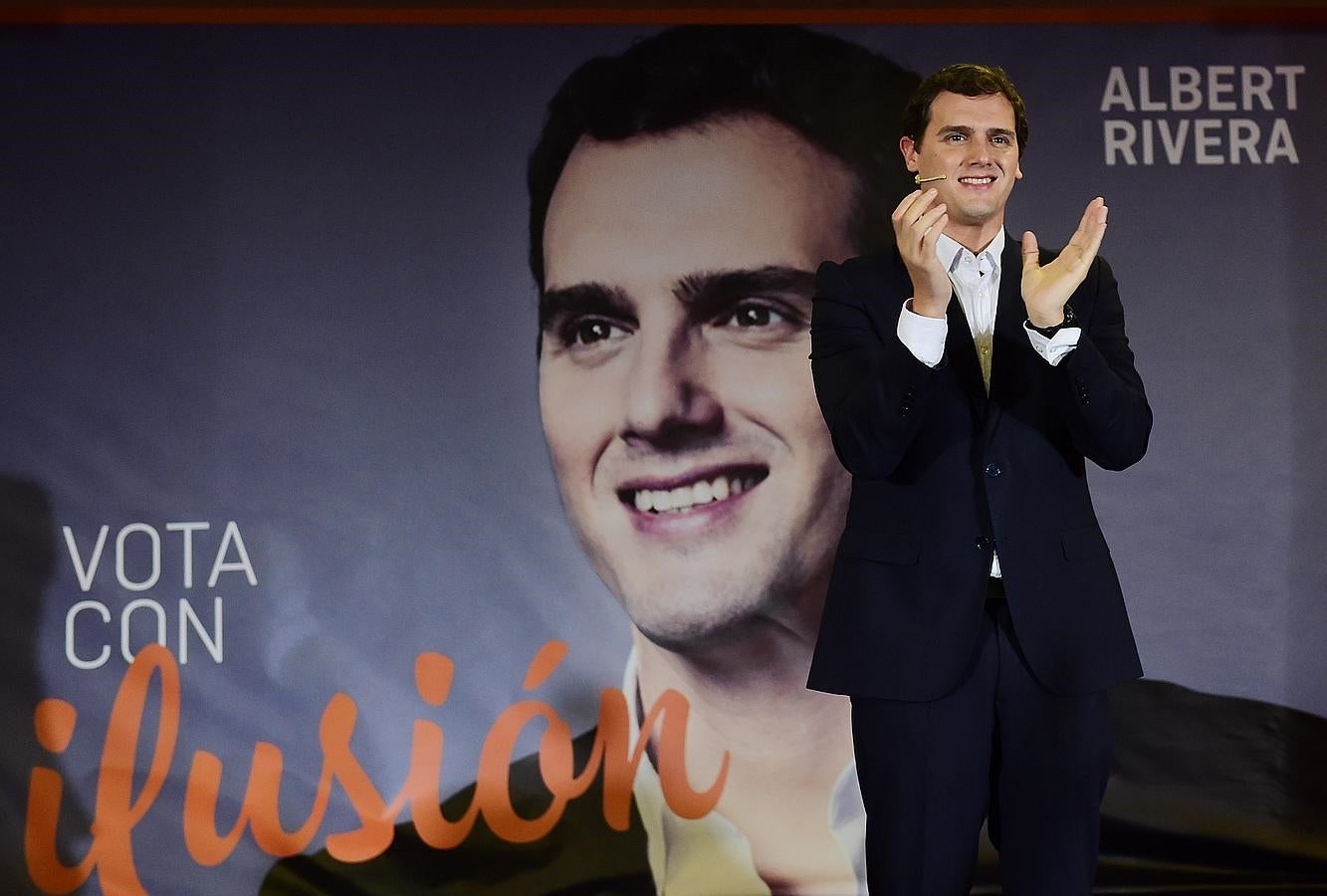 El candidato de Ciudadanos a la presidencia del Gobierno, Albert Rivera, aplaude durante el acto de inicio de la campaña electoral. 