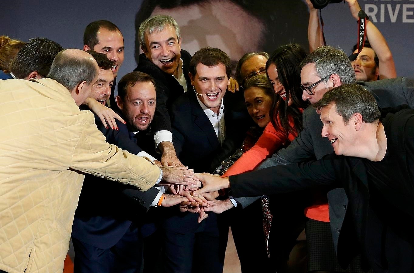 Albert Rivera, candidato de Ciudadanos a la presidencia del Gobierno, une sus manos junto a otros miembros de su equipo durante el acto de inicio de la campaña electoral. 