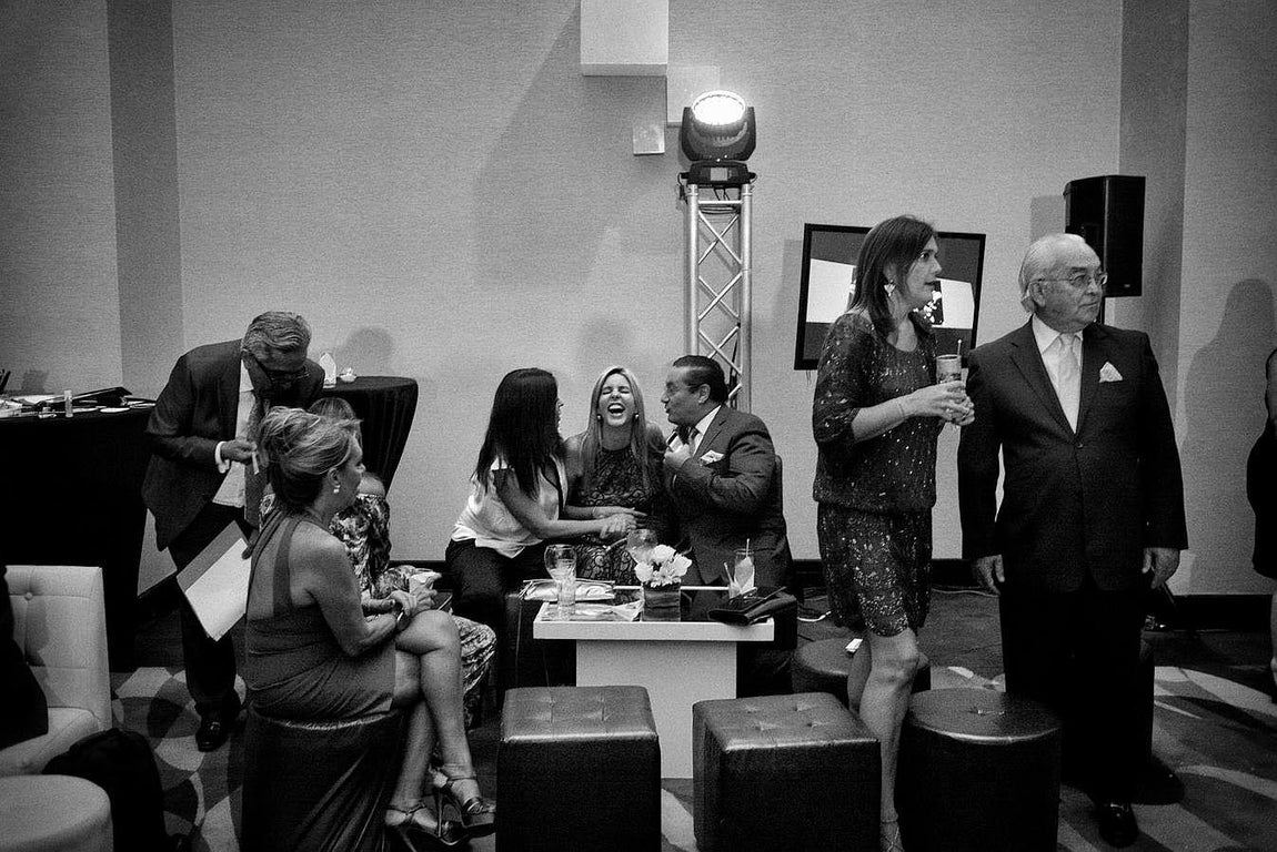 Un grupo de empresarios se divierten durante una cena benéfica celebrada en un selecto hotel de la capital venezolana. 