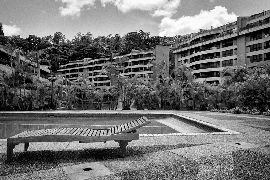 El éxodo de ciudadanos venezolanos de clase media y alta en busca de un lugar más seguro para sus familias ha convertido a muchas urbanizaciones de la capital venezolana en condominios fantasmas. 