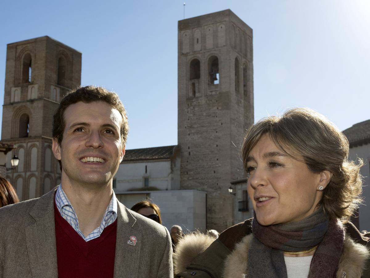 El vicesecretario de Comunicación del PP, Pablo Casado, y la ministra de Agricultura, Alimentación y Medio Ambiente, Isabel García Tejerina, en Ávila. 