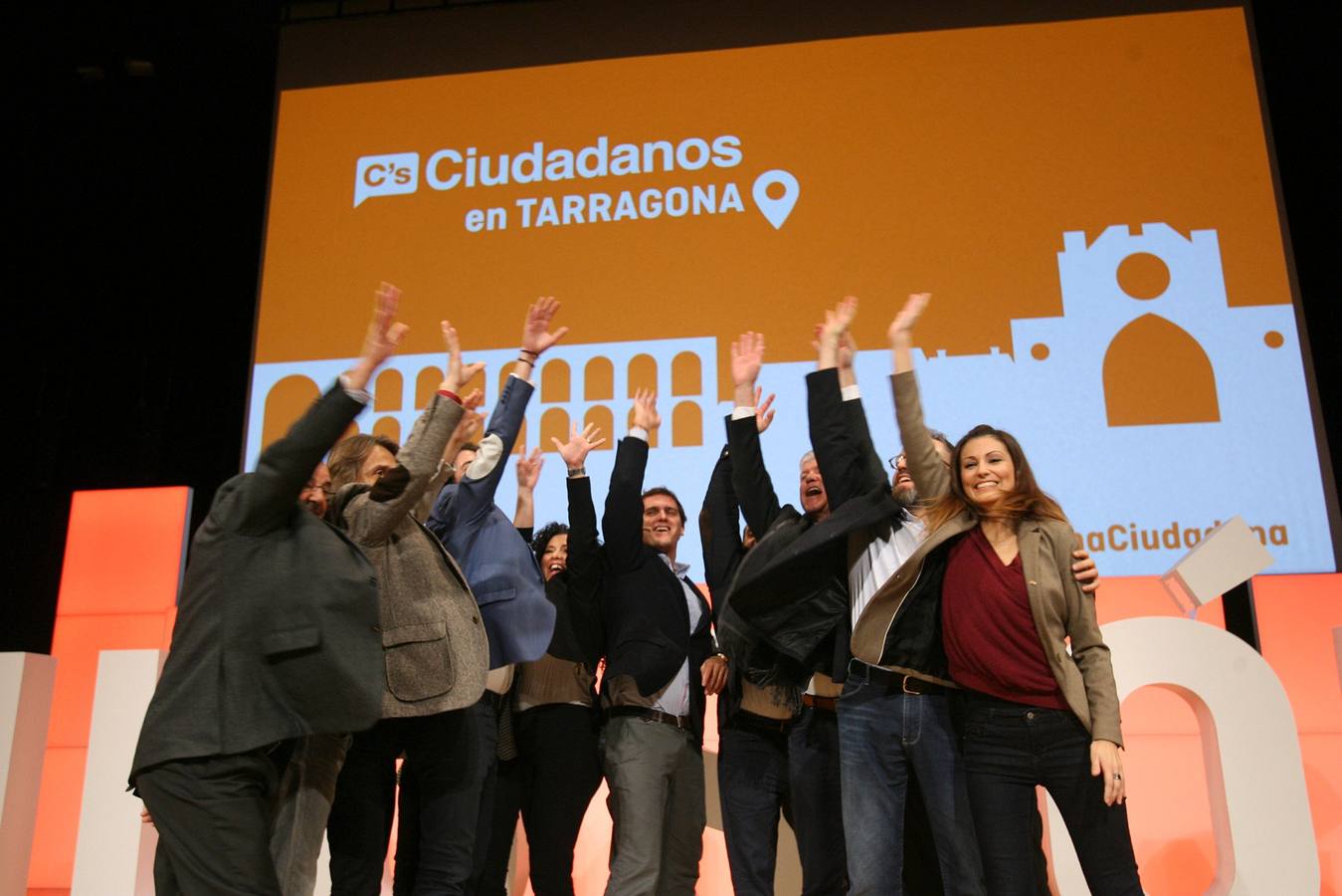 Varios miembros de Ciudadanos al término del acto electoral celebrado en Tarragona. 