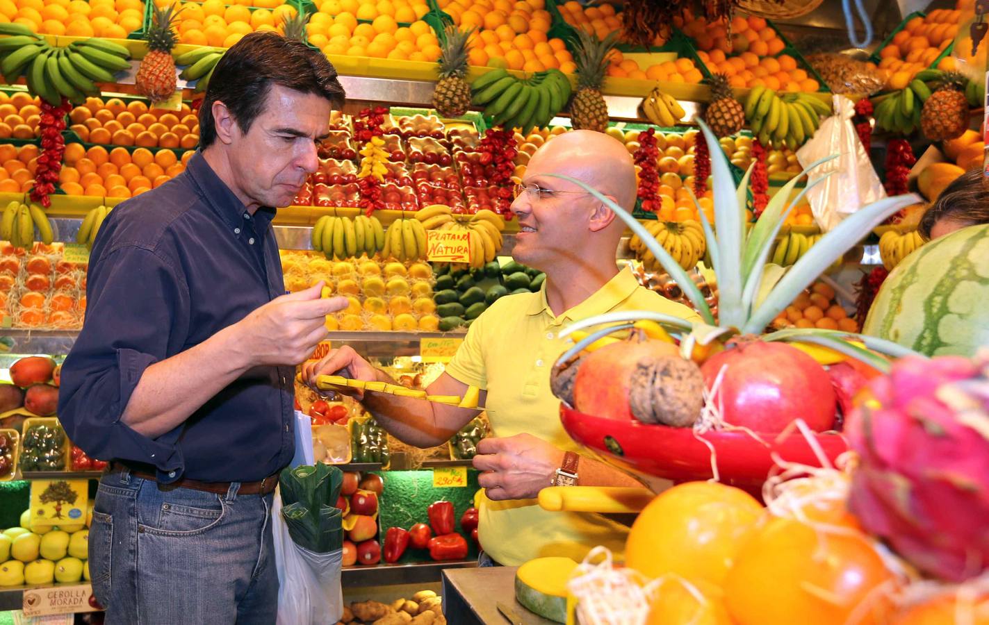 El ministro de Industria, José Manuel Soria, prueba un trozo de mango en uno de los puestos del mercado de Vegueta. 