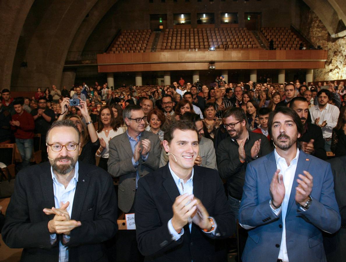 El candidato de Ciudadanos a la Moncloa, Albert Rivera, acompañado por los candidatos de su partido por Barcelona, Juan Carlos Girauta, y por Tarragona, Sergio del Campo, al inicio de un acto electoral celebrado esta mañana en Tarragona. 