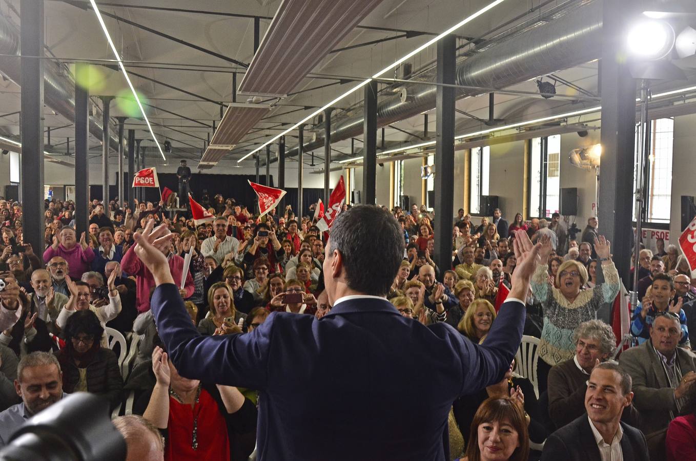 El secretario general del PSOE, Pedro Sánchez, durante su intervención en un mitin celebrado en el recinto Can Ramis de la localidad mallorquina de Inca. 