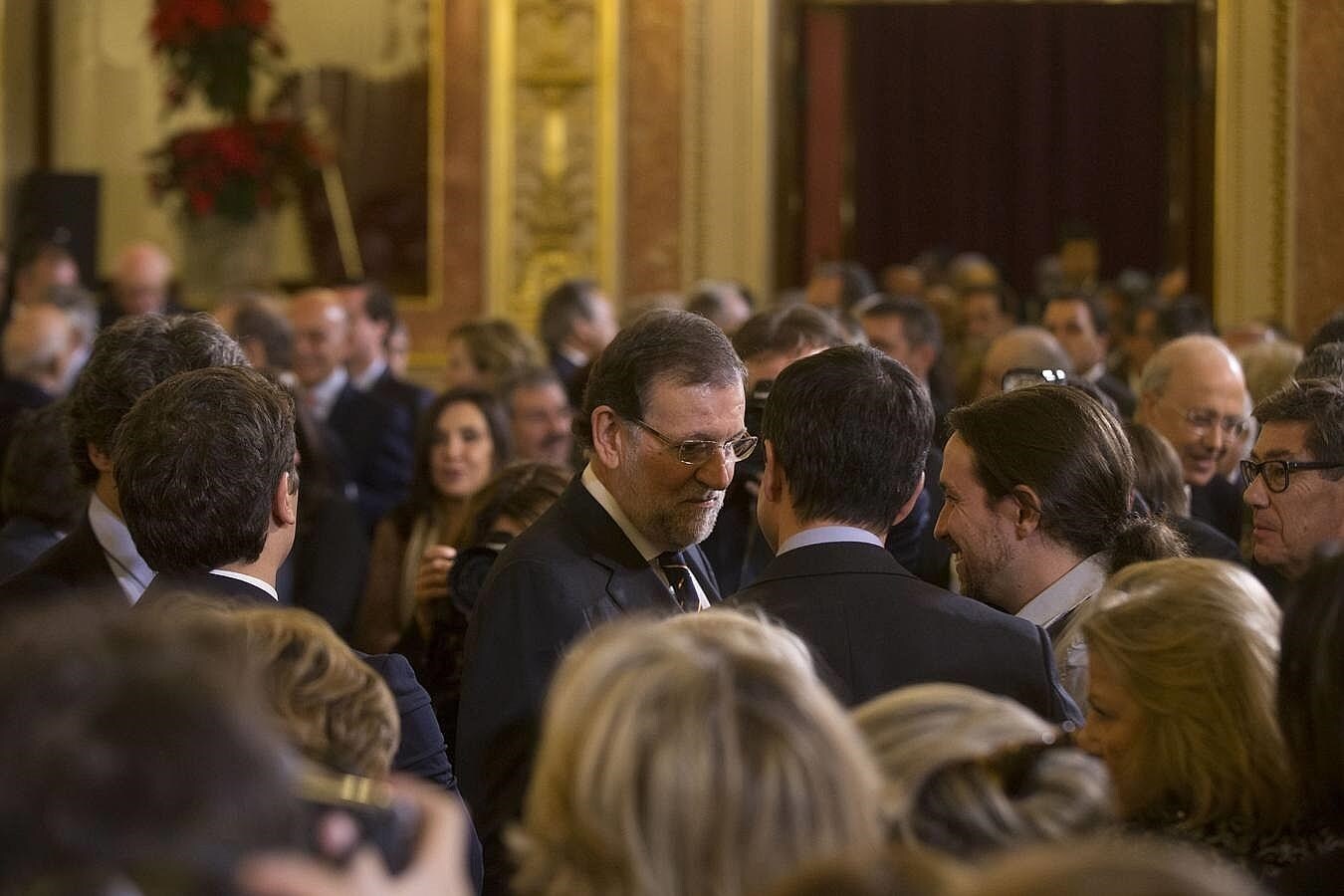 Mariano Rajoy saluda a algunos de sus rivales políticos. 