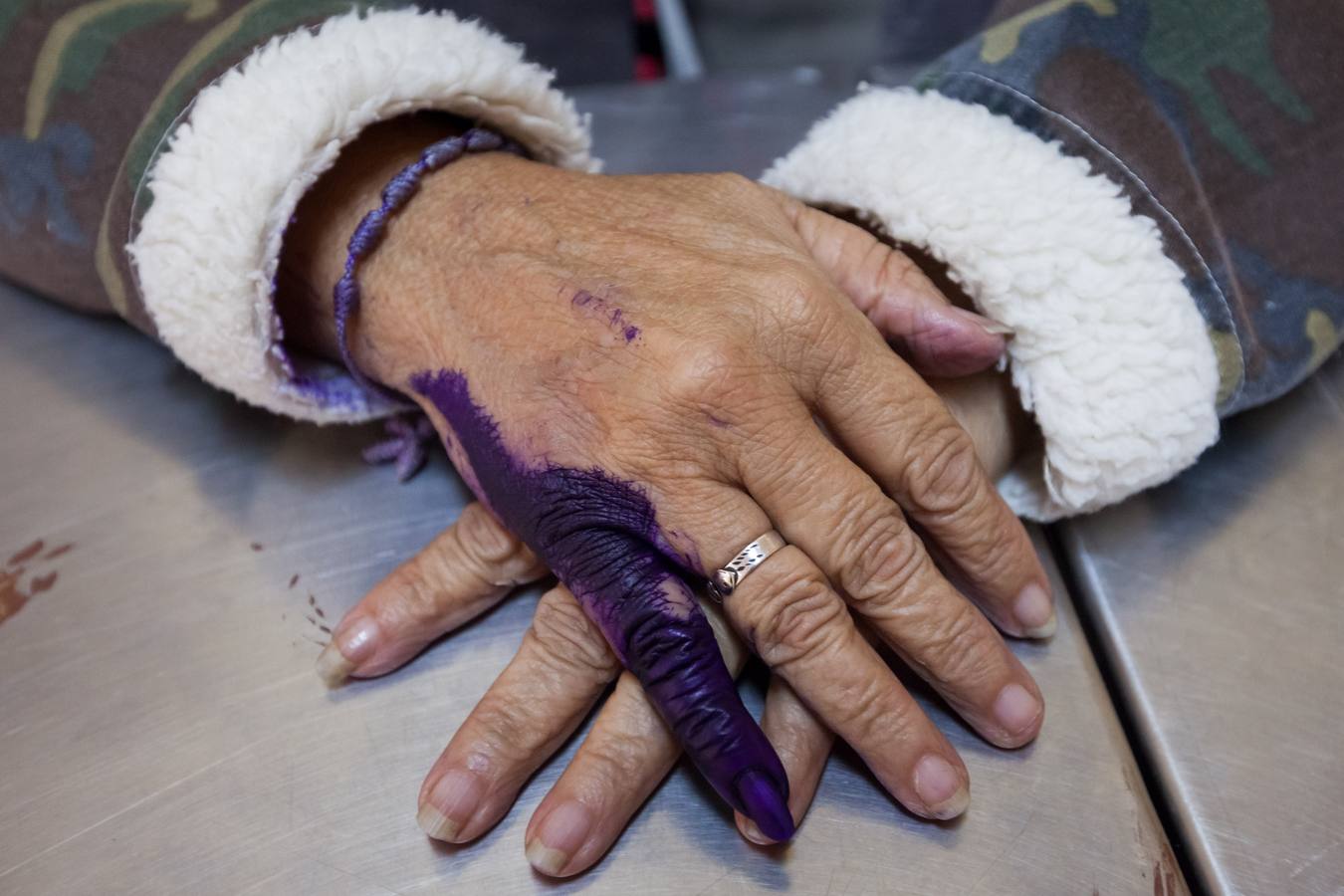 Detalle de la mano de una venezolana después de votar. 