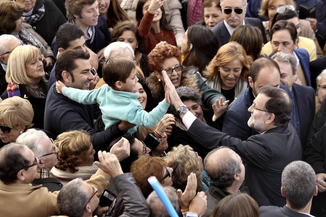 Rajoy saluda a un niño en Sevilla