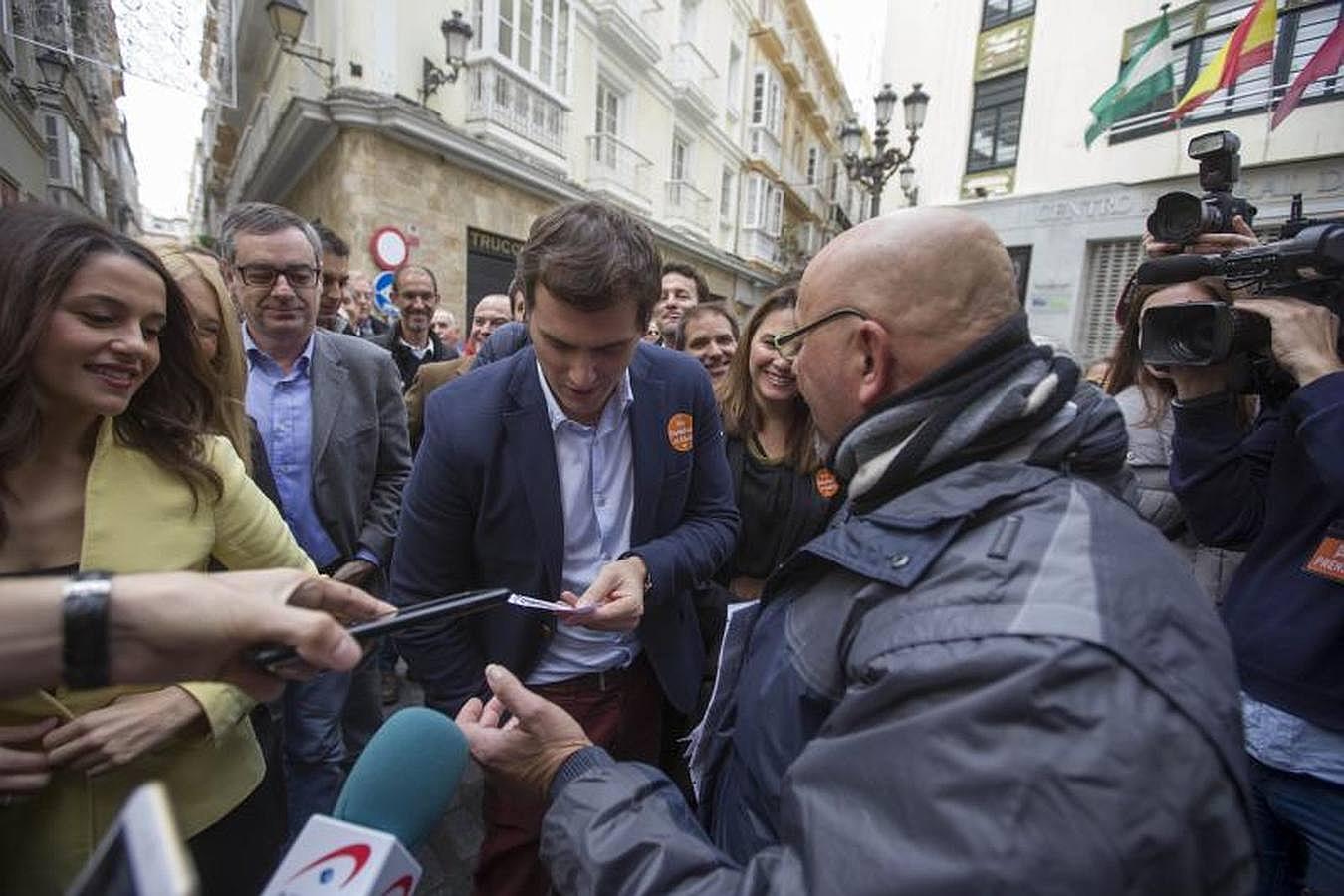 FOTOS: Rivera pasea por el centro de Cádiz antes del mitin