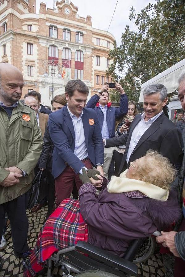 FOTOS: Rivera pasea por el centro de Cádiz antes del mitin